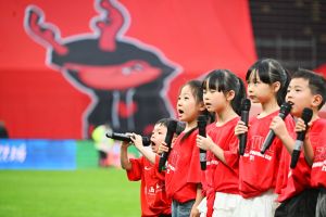 重庆龙兴足球场童声领唱《红色巅峰》 温情一幕感动球迷