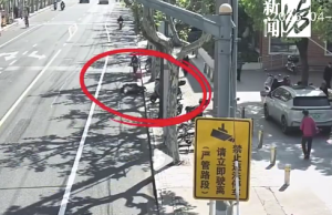 两老人街头摔倒好心路人冲了上去 网友：平凡英雄就在身边，默默付出不求回报