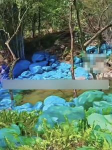 景区回应岩石被染成五彩色：环保涂料 景观美化引争议