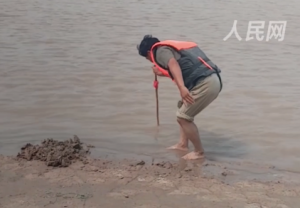 吓出冷汗！黄河边往前一步有多危险