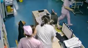 我们要跑了 病人怎么办：护士坚守岗位安抚病人