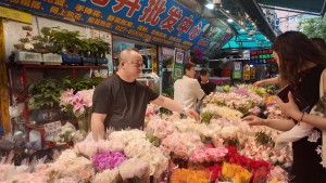 “520”鲜花市场爆单 “彩票花束”走红