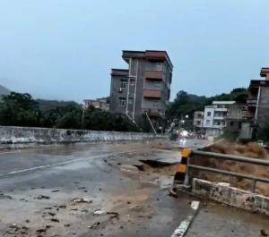广东茂名大坡镇遭暴雨山洪袭击 邓水江桥被冲塌