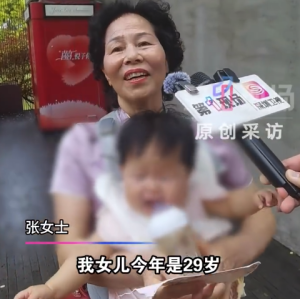 女儿520当天领证70岁妈妈现场催生：我还可以帮他们带娃