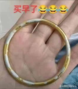 女子称金手镯戴8年表面发绿 真伪之争引发热议