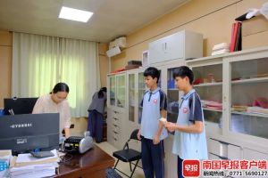曾受捐双胞胎将零花钱捐给地震灾区 感恩回馈社会