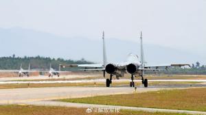 空军战机接续升空展开训练 检验全天候作战能力
