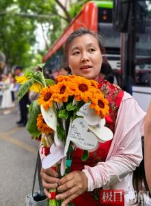 18年前被捡的弃婴跪谢养母 感人瞬间泪目众人