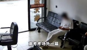 男孩独自骑车赶考 理发店老板请吃饭