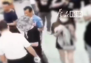 头套丝袜，眼神无辜！男子黑袜藏濒危活体龟进境被查