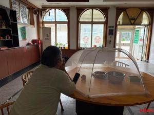 “鹅腿阿姨”家庭月入约5万 烤鹅变鸭风波引发关注