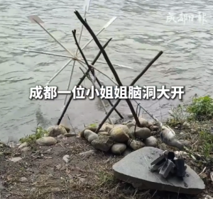 女子在河边自制烤鱼机 网友：吃货的潜力是无限的
