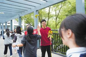 一位高三班主任的送外卖实践 示范平凡亦可敬