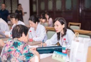 女子上班莫名发呆竟诊断为癫痫 早期症状易被忽视