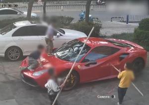 法拉利被当滑梯玩 维修费已花2万9 家长仅愿赔5千
