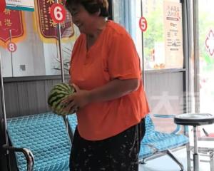朴实农妇买来西瓜感谢医生救治