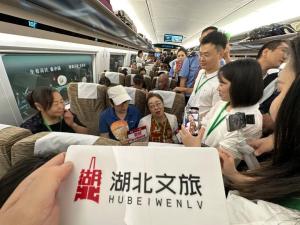 西安：网友计划乘西武高铁去湖北游玩 首发列车畅游秦楚美景