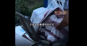 大娘怕雨给空调外机裹被反手说不凉 好心办坏事