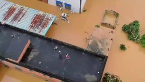 横州洪灾救援队用无人机吊运病患 空水联合成功转运
