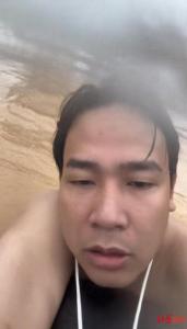 男子在洪水中用轮胎游3小时回村找父母：到家后我骂了父亲，母亲骂了我 洪水中的亲情与责备