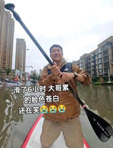 沈阳大哥冒雨划船护送被困路人 6小时救援数十人