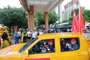 贵港市民冒雨送别电力铁军 全城欢送光明使者