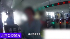 七旬大妈地铁迷路 民警这波操作太暖了