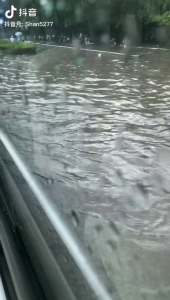 济南突降暴雨 积水深到大腿 城市出行受考验