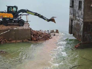 台风“红霞”致海水倒灌冲毁水闸，街道迅速处置水闸缺口及时避险