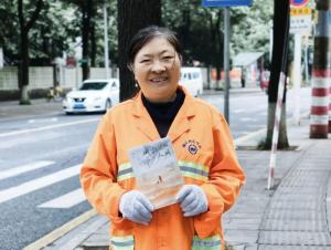 自考大专出书环卫阿姨曾被骂傻瓜：丈夫在工地意外离世，独自拉扯2个儿子