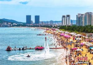 山东威海暑期海滨游持续升温 景点游人如织