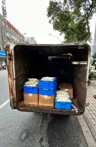 扬州一餐厅用垃圾车运包子系谣言 环卫工人领取免费早餐引发误会