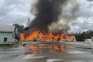 美国木材厂爆炸致死3人 或因消防员处置不当