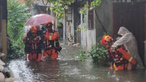 襄阳消防员涉水营救多名被困群众 成功转移6人