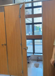 涉事医院称为美观给厕所装落地窗 设计缺陷引发隐私担忧