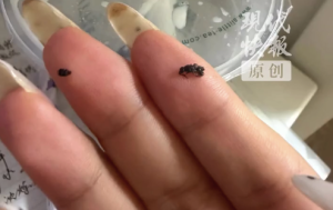 女子称秋天第一杯奶茶喝出虫子 一点点门店回应