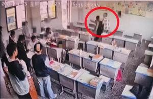 老师当众殴打初三学生被拘 误打事件引发关注