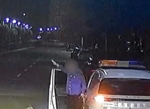 城管拦车用个人微信收罚款 郑州通报 涉事人员停职调查