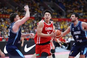 中国男篮热身赛不敌乌拉圭队 失误频发成关键