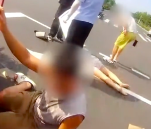 烈日下孕妇突遭事故，交警当场开展紧急救援
