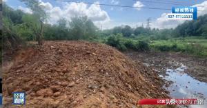 村湾闲置土地被人倾倒垃圾，村民担心建筑垃圾混合生活垃圾会污染水塘，多部门处置
