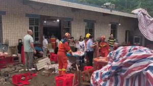 升学宴事故亲属接生小牛躲过一劫 搭棚引发边墙垮塌