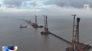 在建世界最长高铁跨海大桥主塔全部封顶 转入上部结构施工阶段