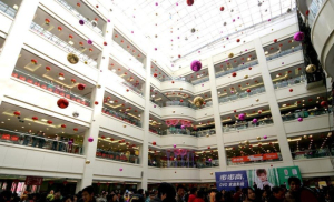 胖东来与郑州东站地铁1号线无缝连通 地下商业新体验