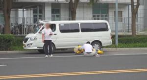 男子骑车开视频会撞车倒地后还工作 专注会议无视伤痛