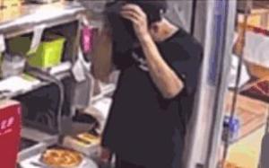 涉事门店回应员工在披萨上撒头屑 已停业配合调查