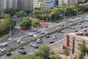 “龟速开车”该不该罚？你怎么看？ 慢行也违法