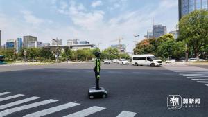 杭州“钢铁交警”迎来全面升级 新功能助力智慧交管