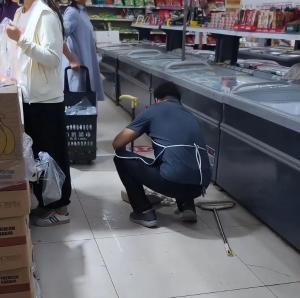火锅丸掉地上员工用簸箕清扫倒冰柜 视频曝光引热议