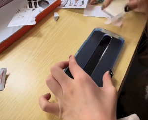 突然发现以前的手机膜都白贴了